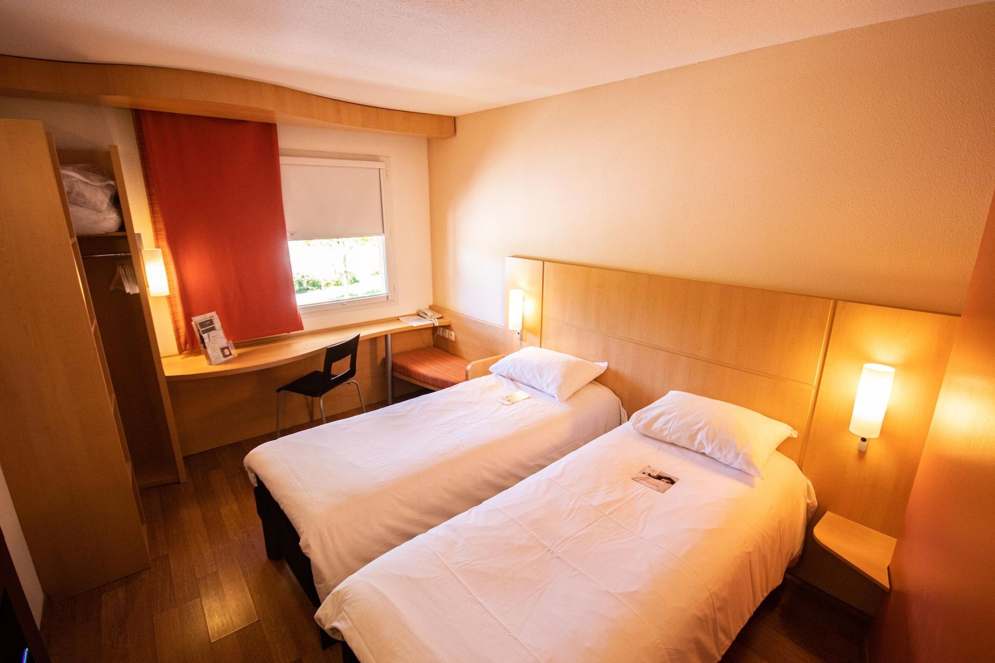 Отель Ibis Martigues Centre Экстерьер фото