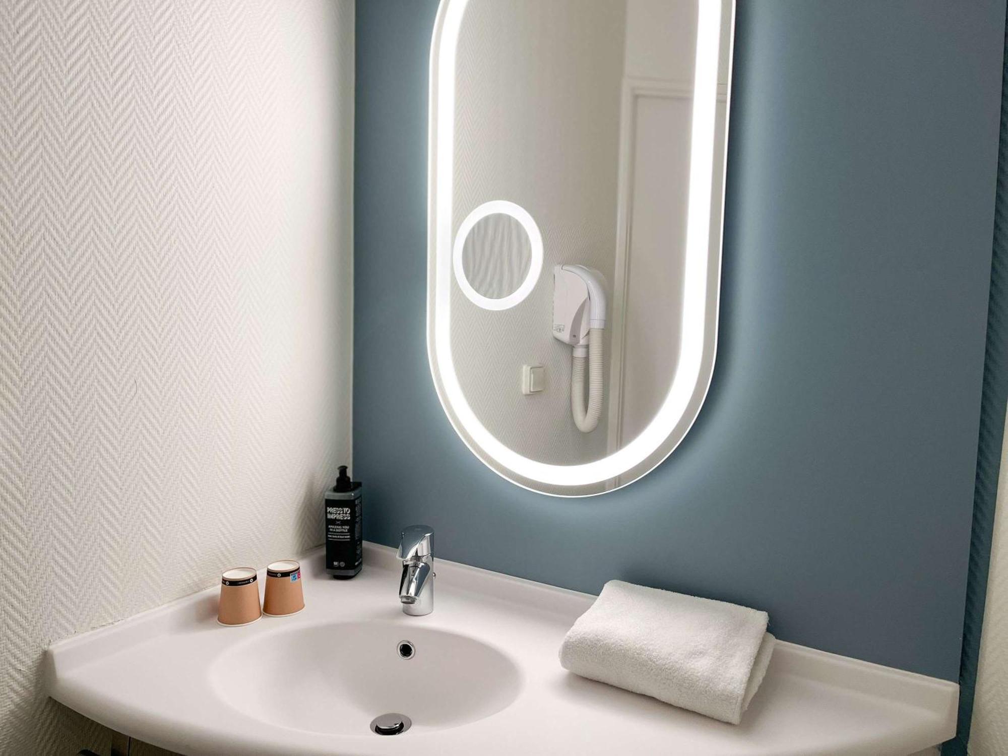 Отель Ibis Martigues Centre Экстерьер фото