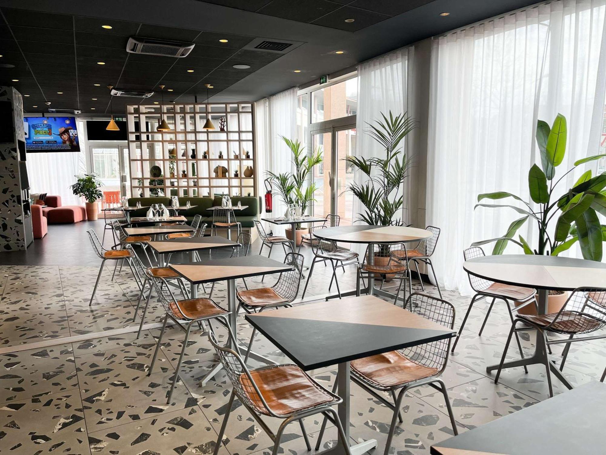 Отель Ibis Martigues Centre Экстерьер фото