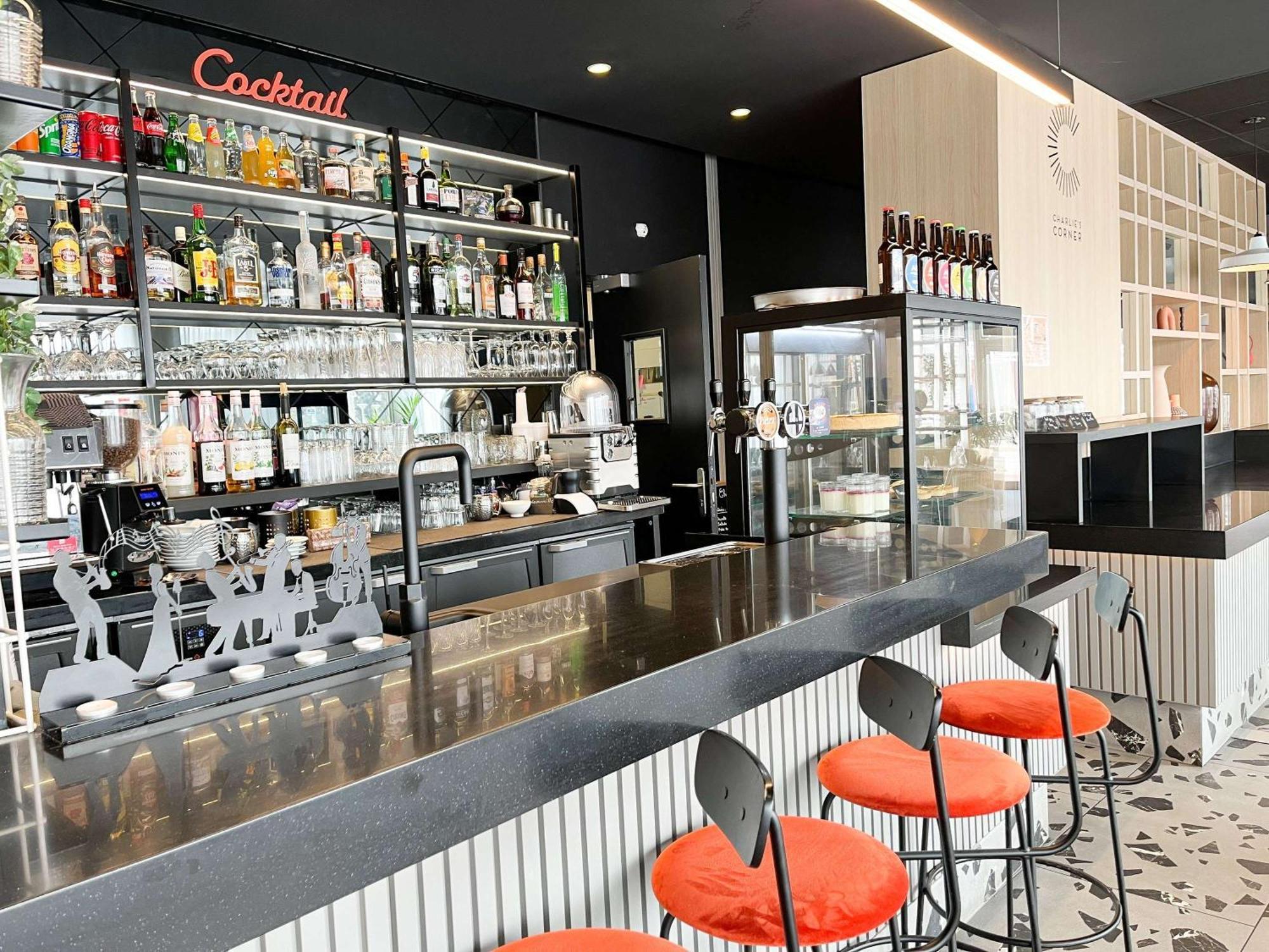 Отель Ibis Martigues Centre Экстерьер фото