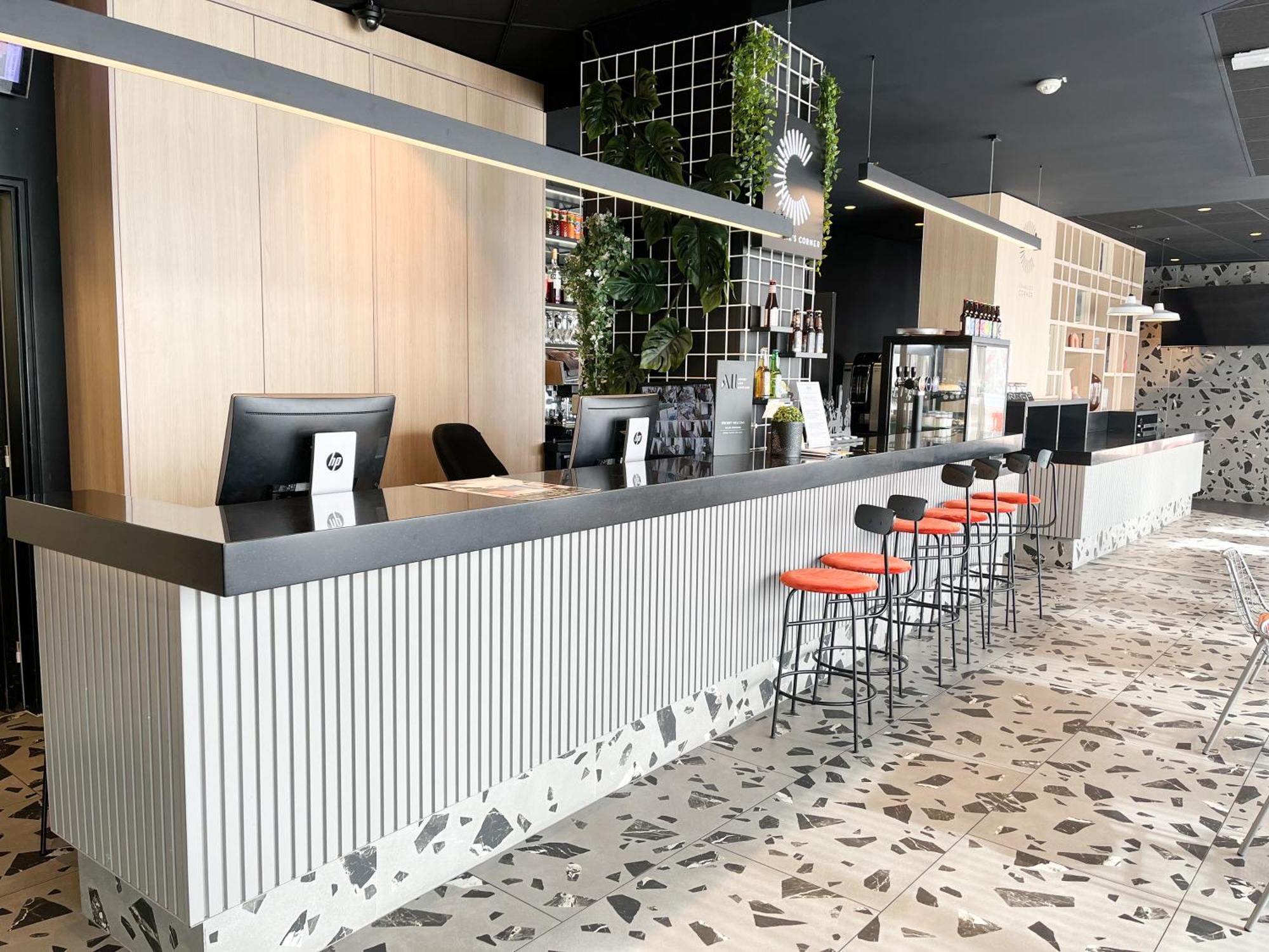 Отель Ibis Martigues Centre Экстерьер фото