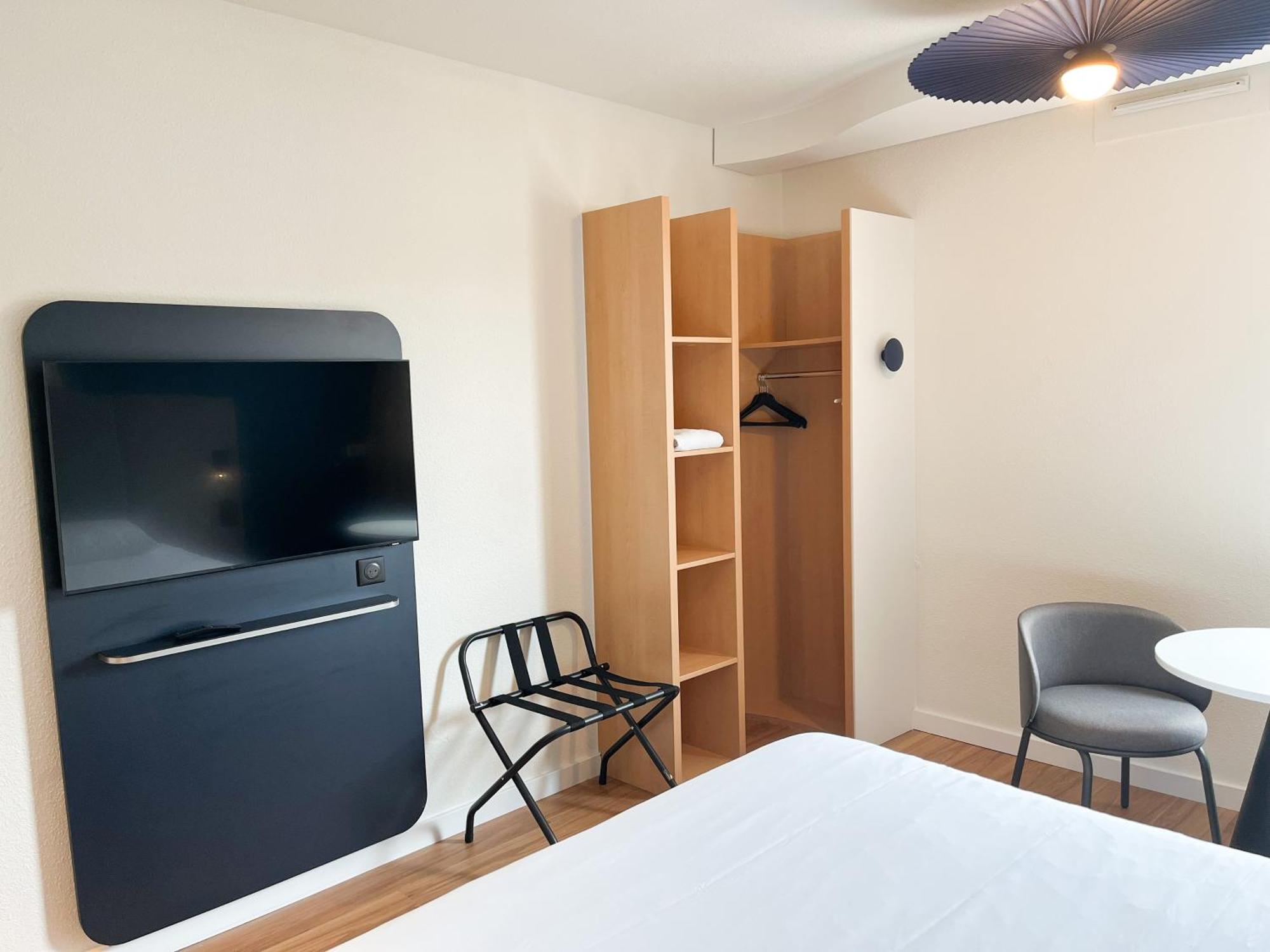 Отель Ibis Martigues Centre Экстерьер фото